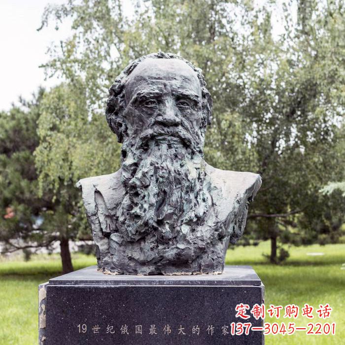 益阳19世纪俄国最伟大的作家列夫·尼古拉耶维奇·托尔斯泰雕像