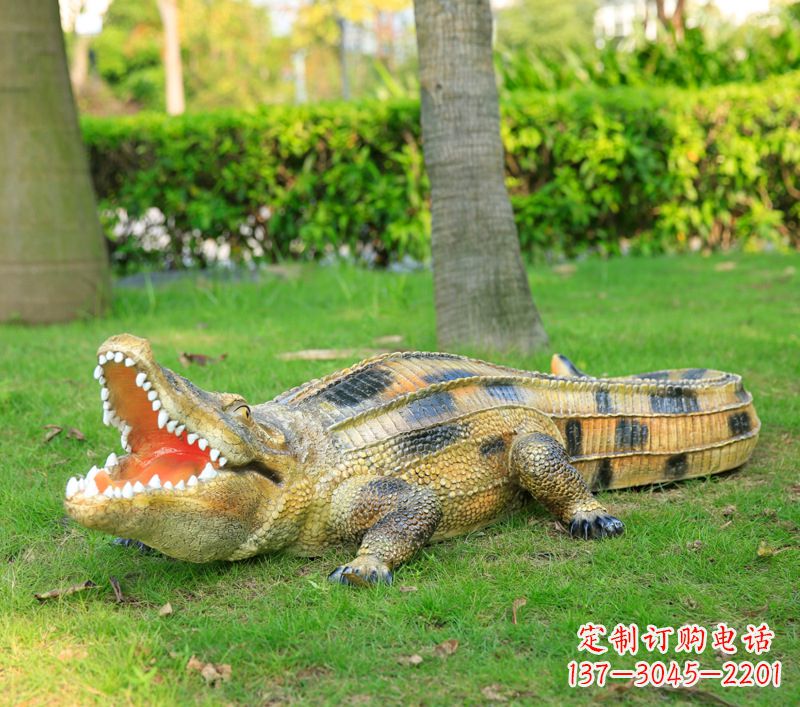 益阳玻璃钢鳄鱼仿真动物雕塑精美雕塑营造绿色环境