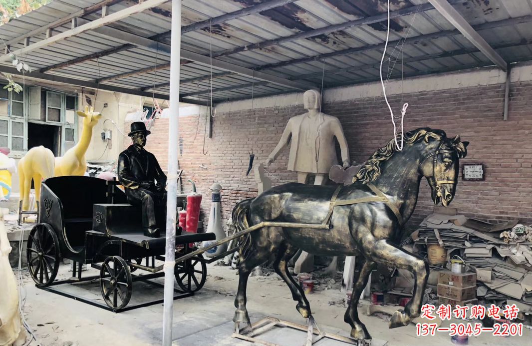 益阳玻璃钢仿铜赶马车人物雕塑广场景观雕塑
