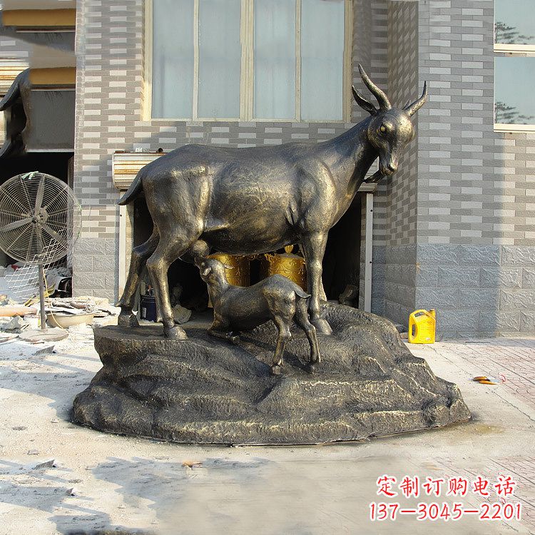 益阳玻璃钢仿铜羔羊跪乳景观动物雕塑