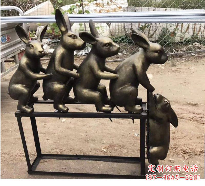 益阳玻璃钢兔子雕塑仿铜玩耍的兔子