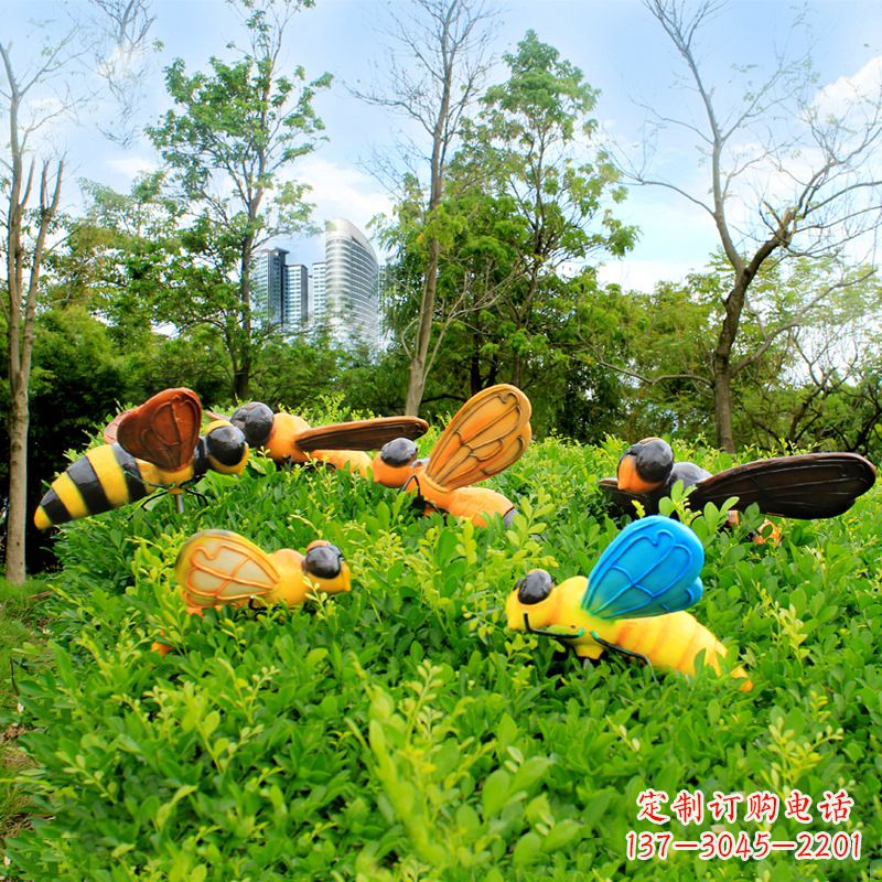 益阳公园草丛中的蜜蜂雕塑