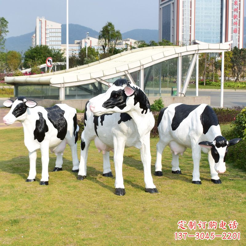 益阳玻璃钢制作的仿真奶牛雕塑——装点园林草坪