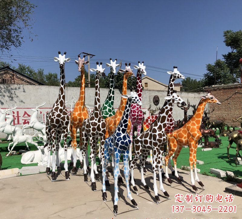 益阳长颈鹿雕塑优雅的艺术品