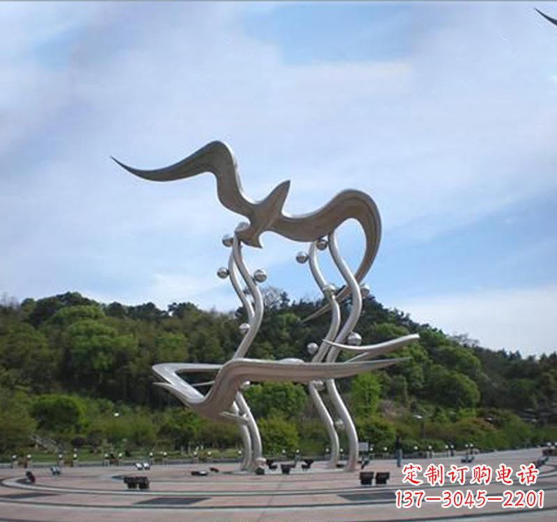益阳大雁展翅飞越城市圆环