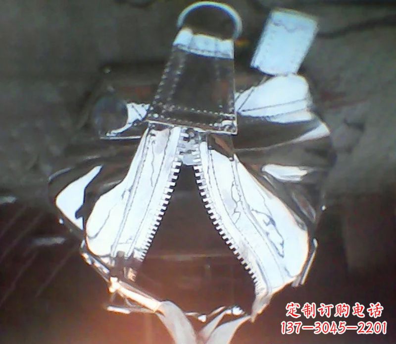 益阳精美不锈钢手提包雕塑