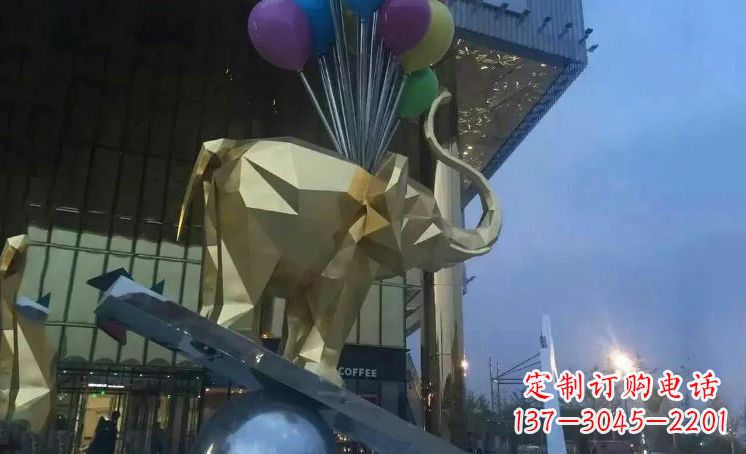 益阳大象踩高跷——点缀城市景观