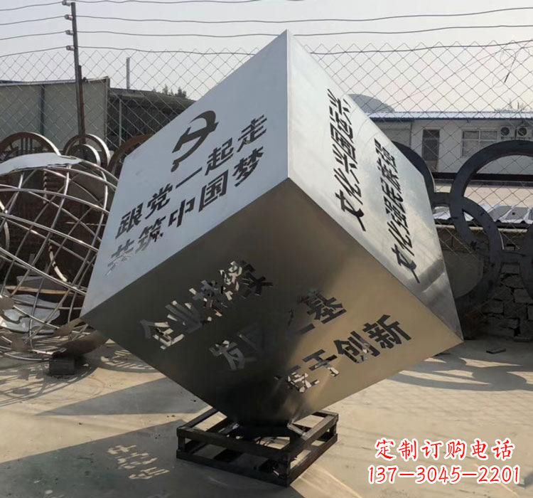 益阳不锈钢灯饰魔方雕塑——精妙艺术