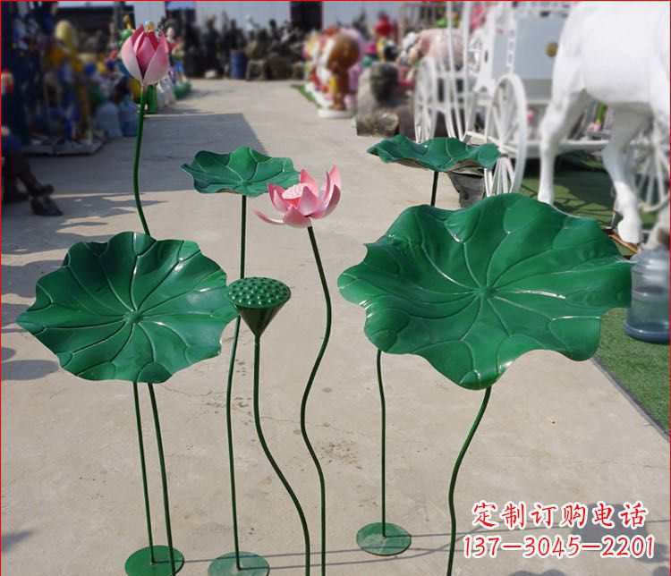 益阳不锈钢荷花雕塑色彩斑斓美不胜收