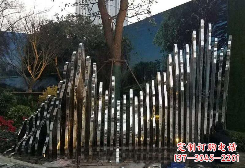益阳不锈钢公园里的假山雕塑