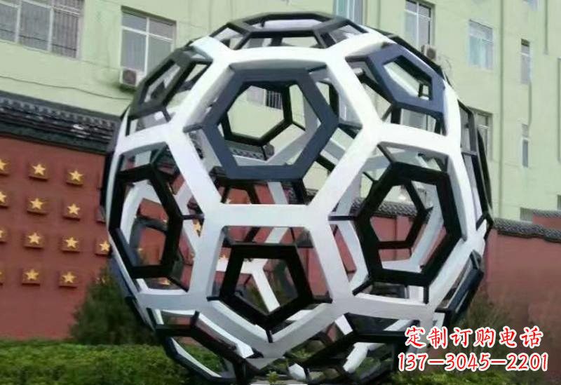 益阳不锈钢公园的镂空足球雕塑
