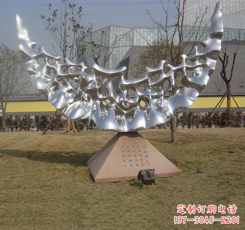 益阳不锈钢月亮雕塑象征着无尽的美丽