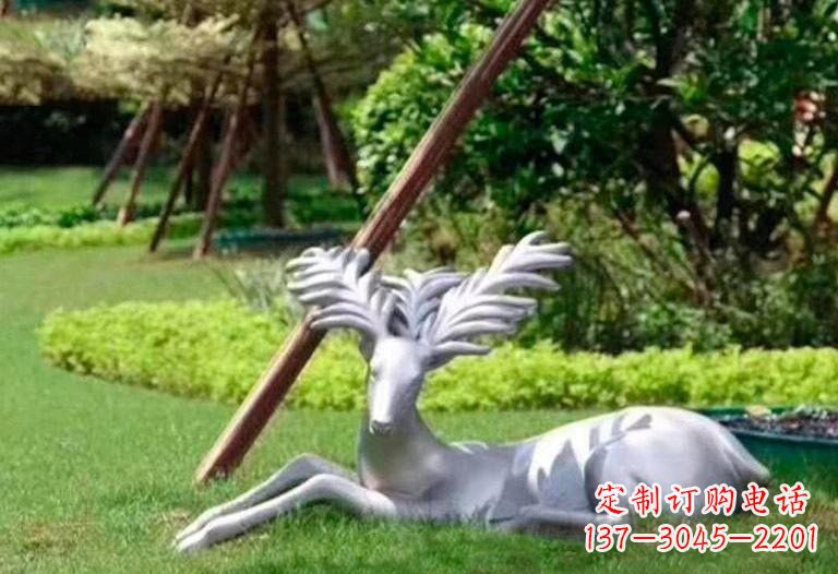 益阳不锈钢公园大角鹿雕塑精致而美丽