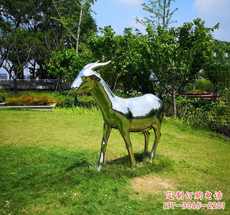 益阳不锈钢公园动物镜面羊雕塑