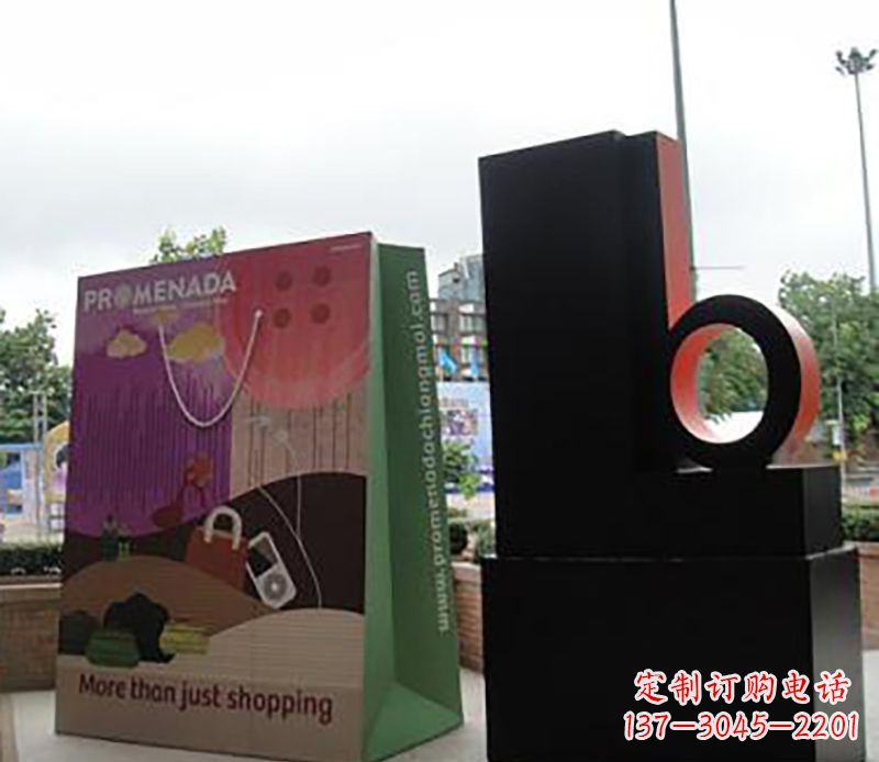 益阳不锈钢购物袋雕塑为公园带来现代风格