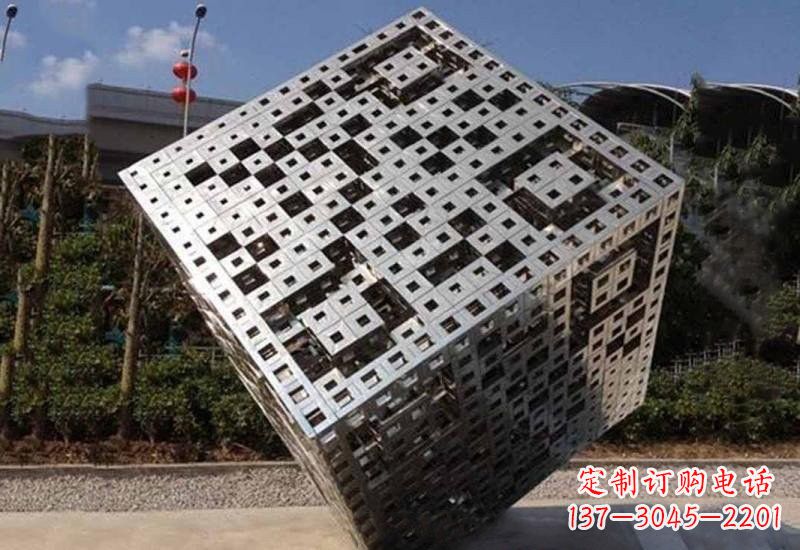 益阳不锈钢广场上的魔方雕塑