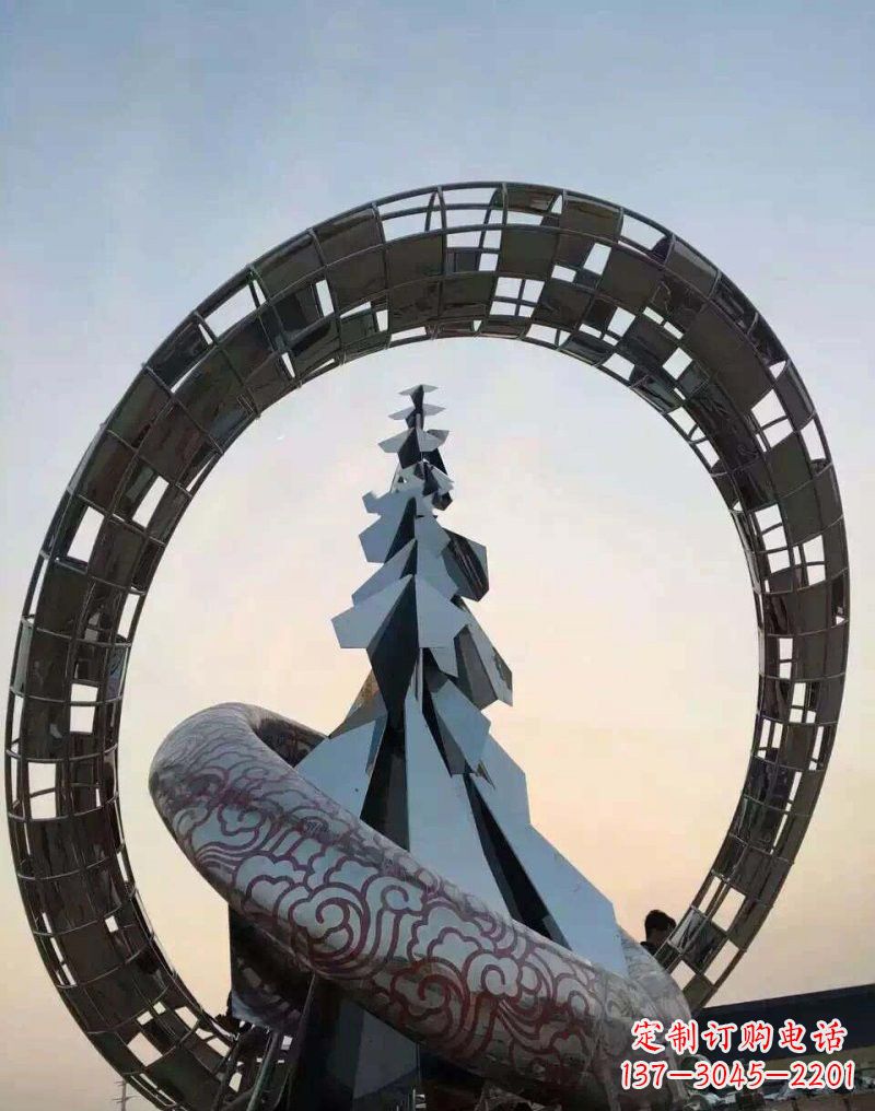 益阳不锈钢广场上的松树雕塑