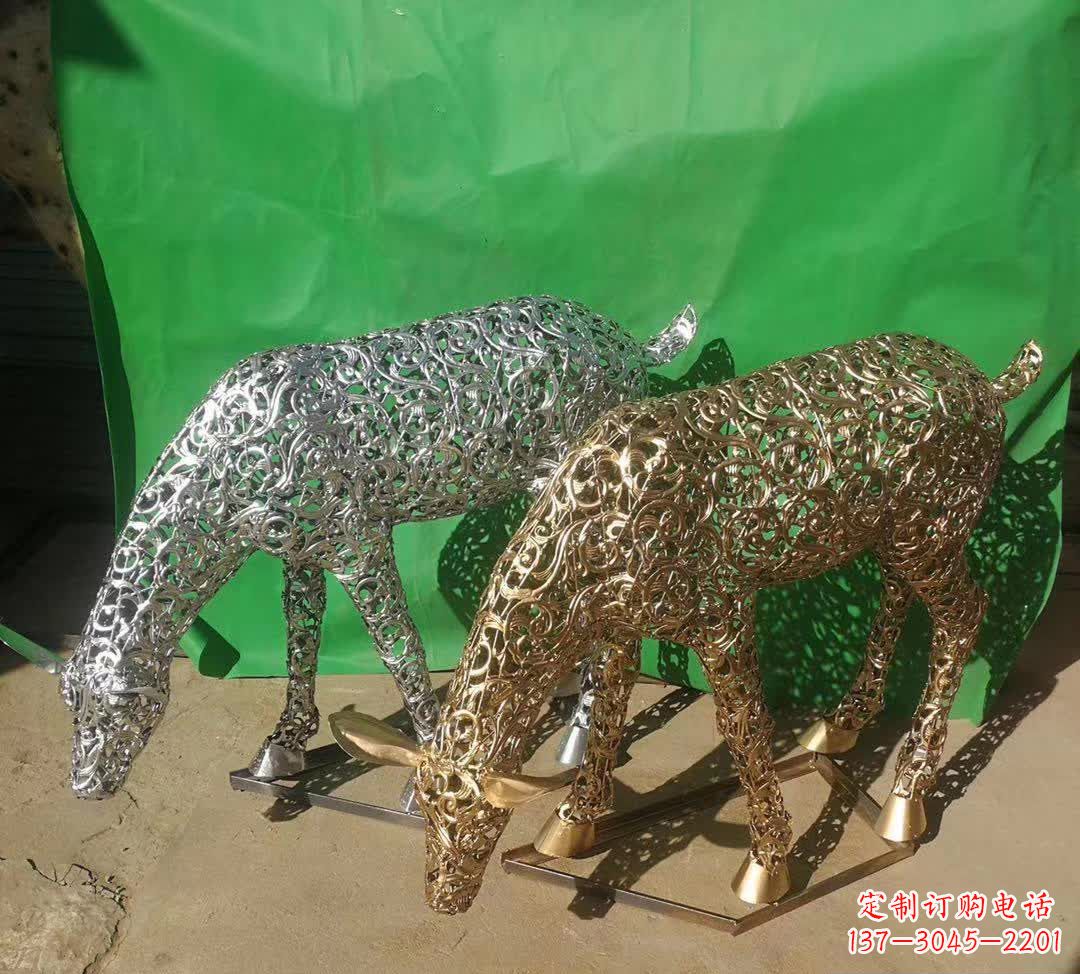 益阳不锈钢广场上的梅花鹿雕塑