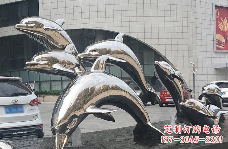 益阳海豚雕塑——不锈钢广场上的跳跃动态