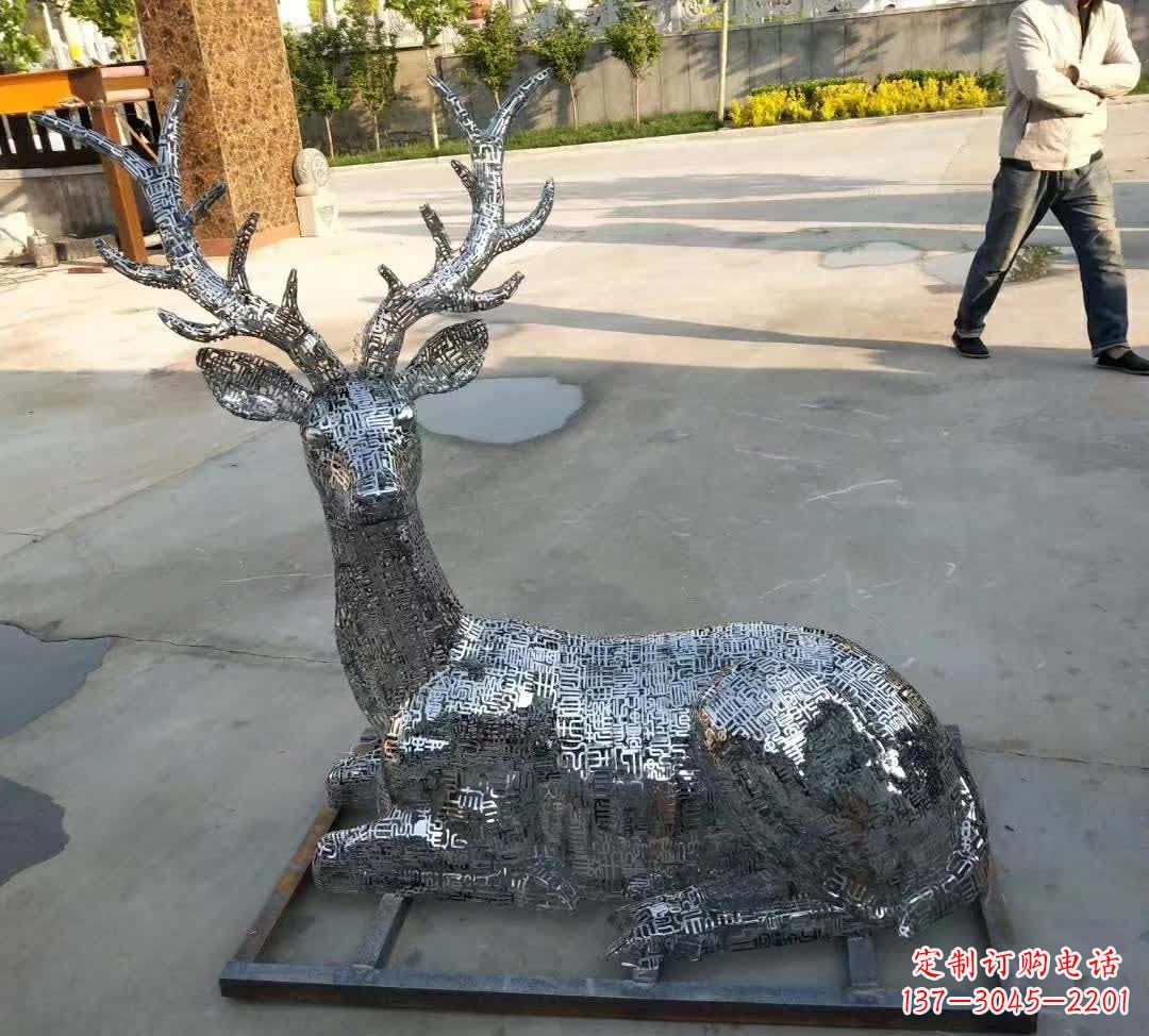 益阳梅花鹿雕塑点缀不锈钢广场星空