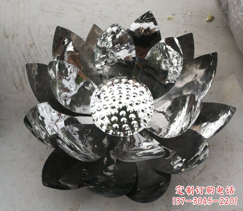 益阳不锈钢镜面的荷花雕塑——彰显美丽与恬静