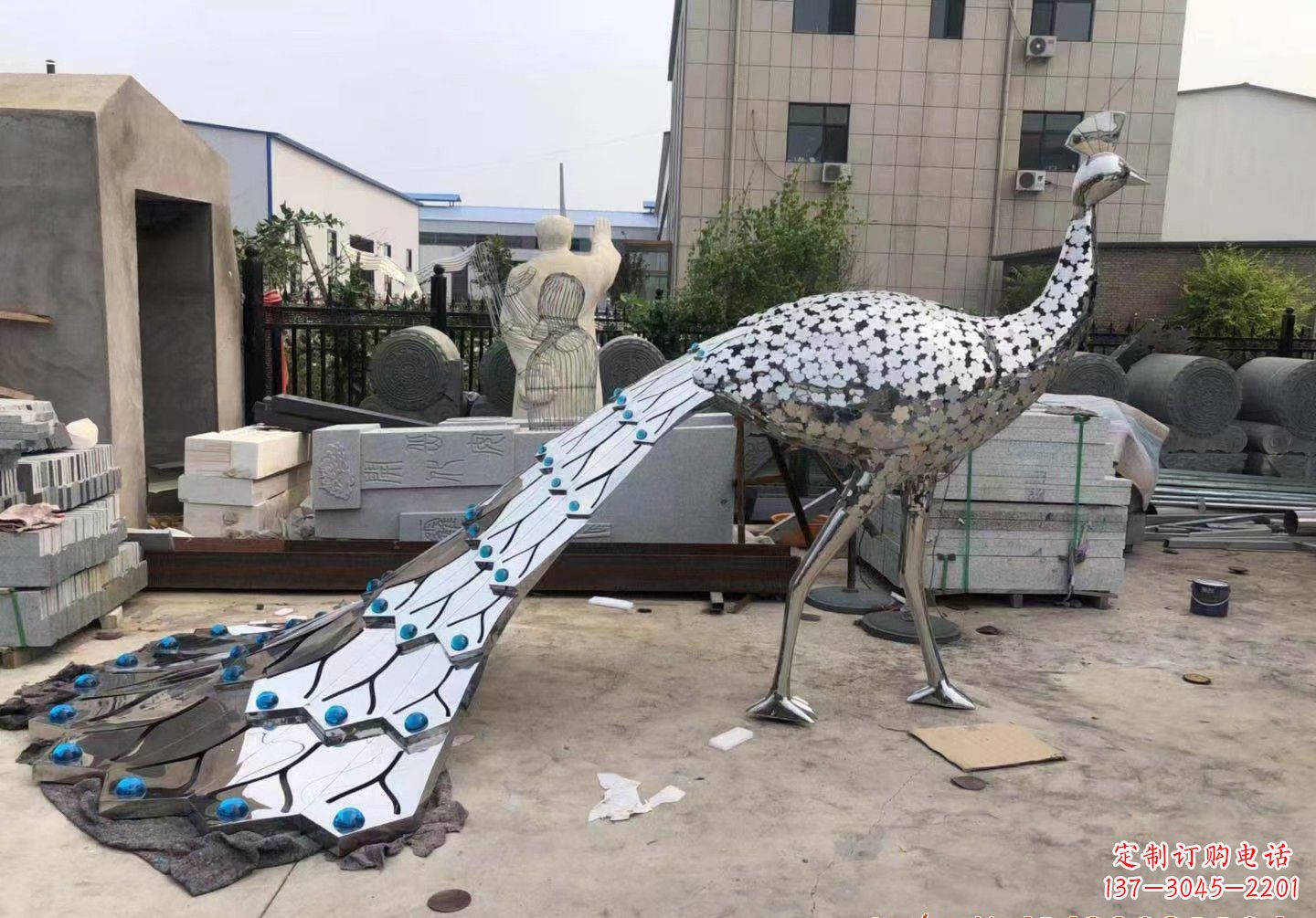 益阳不锈钢孔雀雕塑象征着美丽的自然