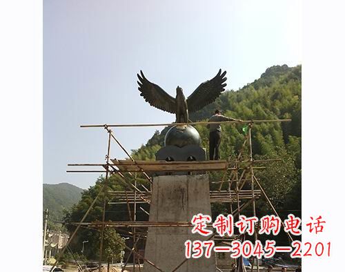 益阳不锈钢老鹰踩地球雕塑缅怀大自然之美