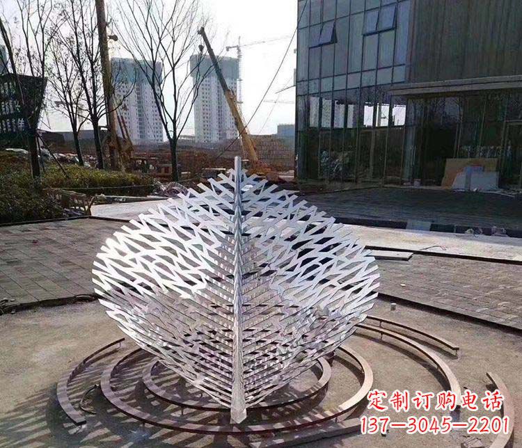 益阳不锈钢镂空树叶雕塑精美雕刻的艺术