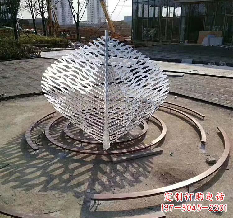 益阳不锈钢镂空树叶雕塑——给环境带来美丽