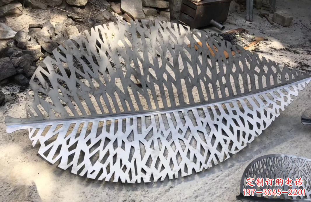 益阳不锈钢镂空树叶雕塑艺术的精美结合