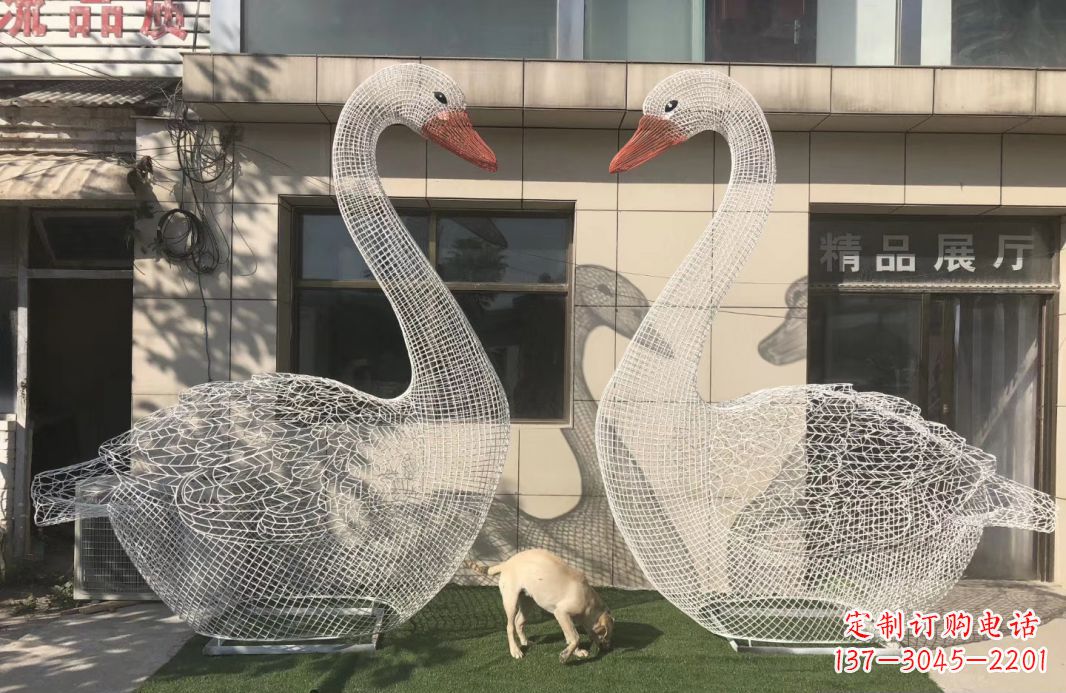 益阳不锈钢镂空天鹅雕塑给室外增添美感