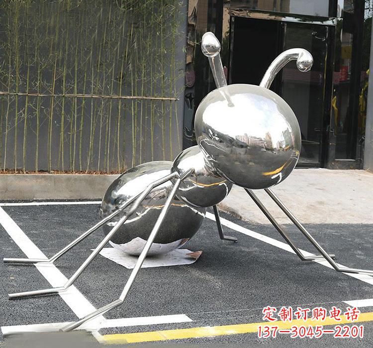益阳不锈钢蚂蚁雕塑象征着勤劳与坚毅