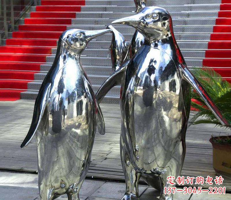 益阳不锈钢企鹅雕塑传递着浓浓爱意