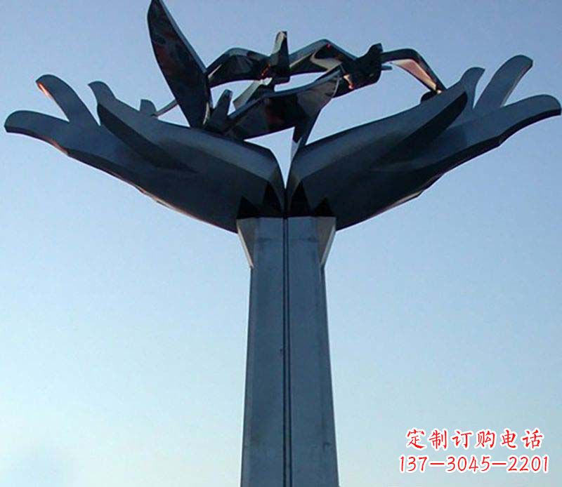 益阳不锈钢手托鸽子雕塑象征着和平与爱