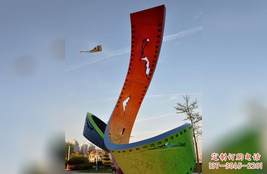 益阳不锈钢五彩胶卷广场雕塑——现代美学的象征