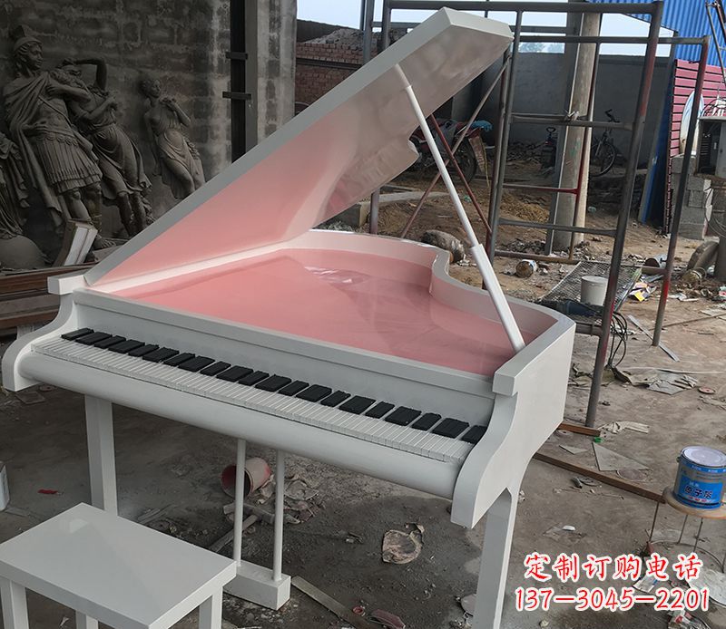 益阳校园里的钢琴雕塑
