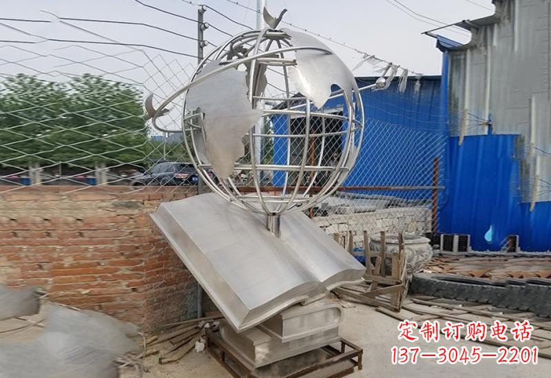 益阳不锈钢校园里的地球雕塑