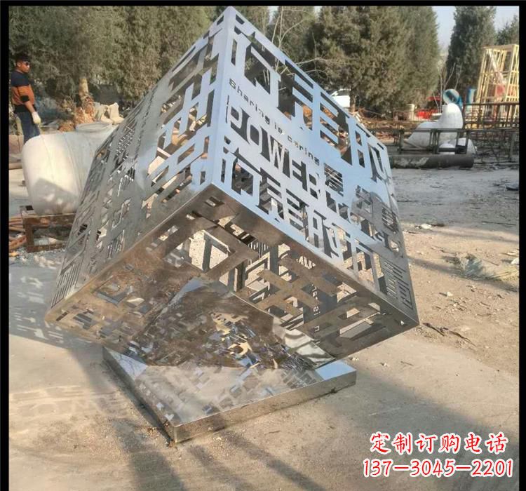 益阳不锈钢艺术镂空魔方雕塑给空间带来新的灵感