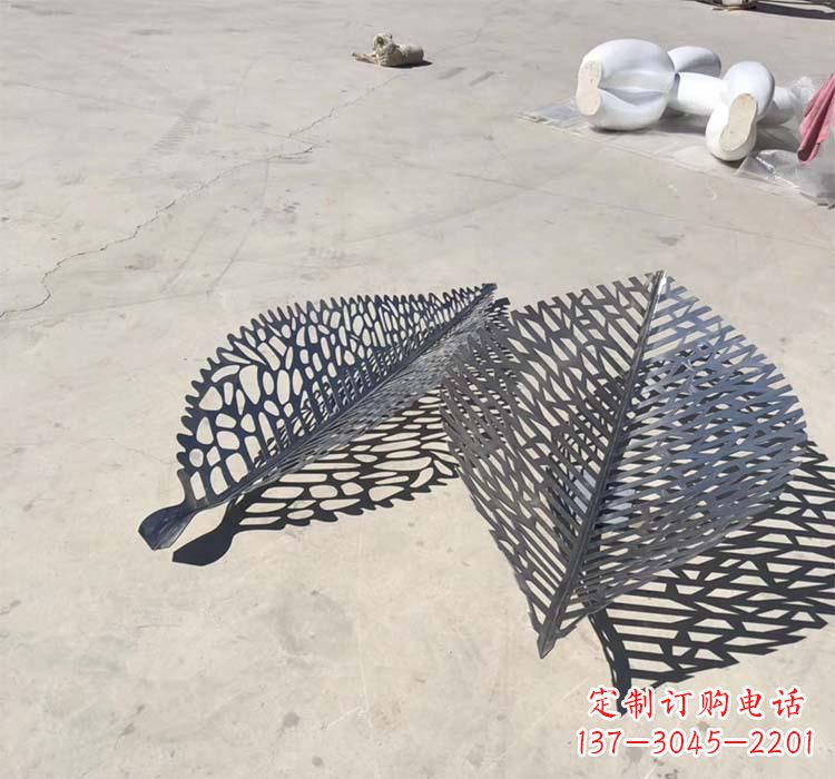 益阳不锈钢园林镂空树叶雕塑给空间增添美感