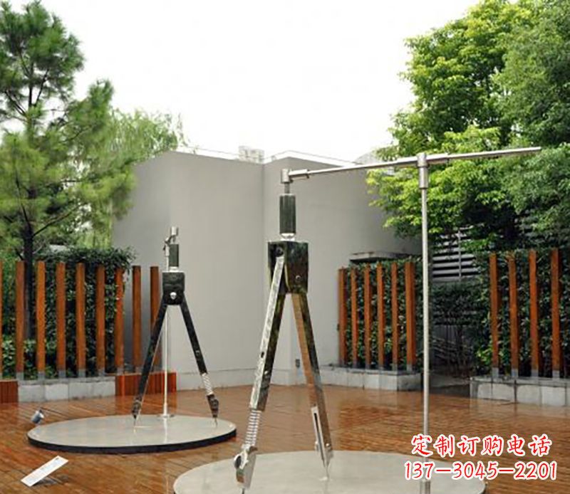 益阳以不锈钢精雕细琢的圆规雕塑