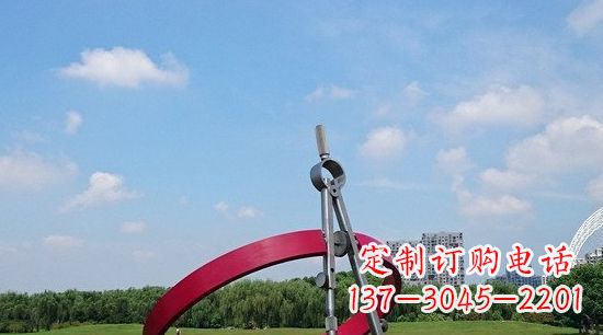 益阳不锈钢圆规雕塑环绕着美景