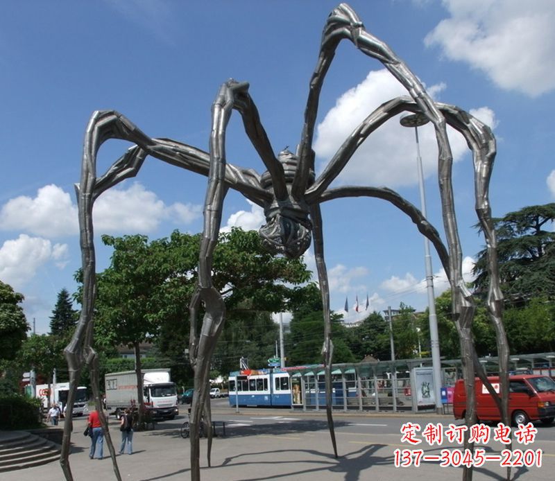 益阳蜘蛛侠雕塑点缀不锈钢的景观