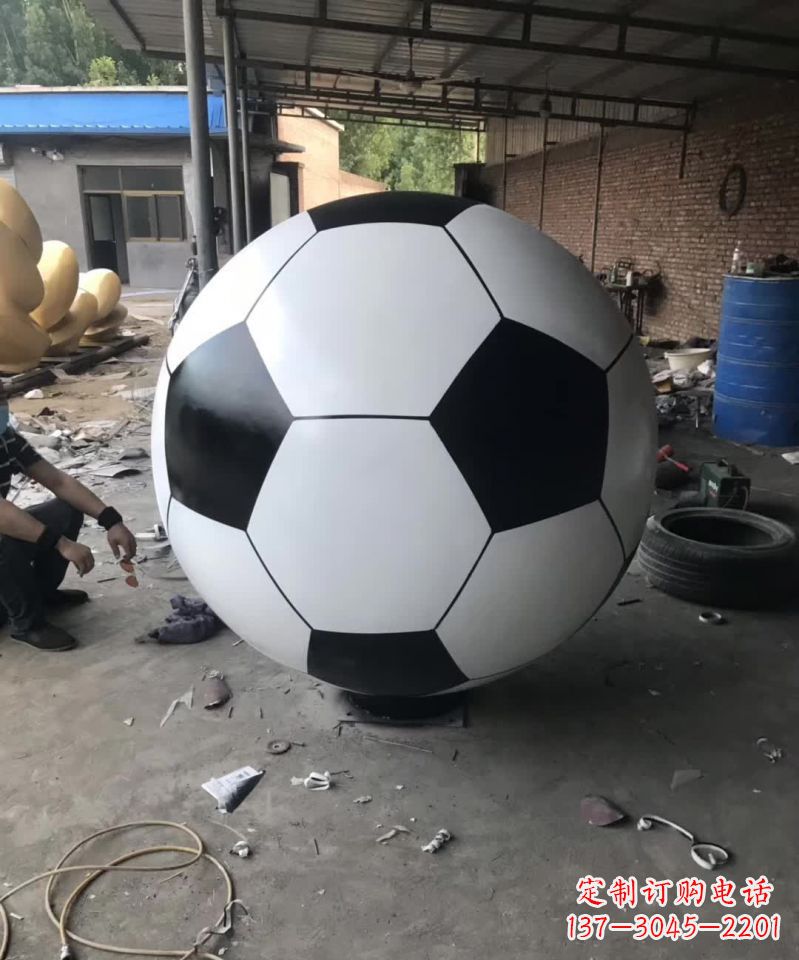 益阳足球雕塑一座屹立不倒的象征