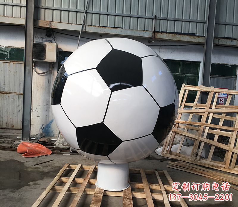 益阳激发足球热情的不锈钢足球雕塑