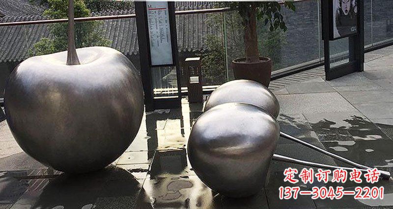 益阳樱桃雕塑点缀步行街美丽景观