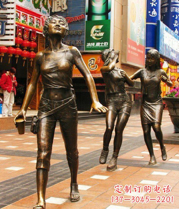 益阳步行街逛街的女孩以铜雕的形式永久保存