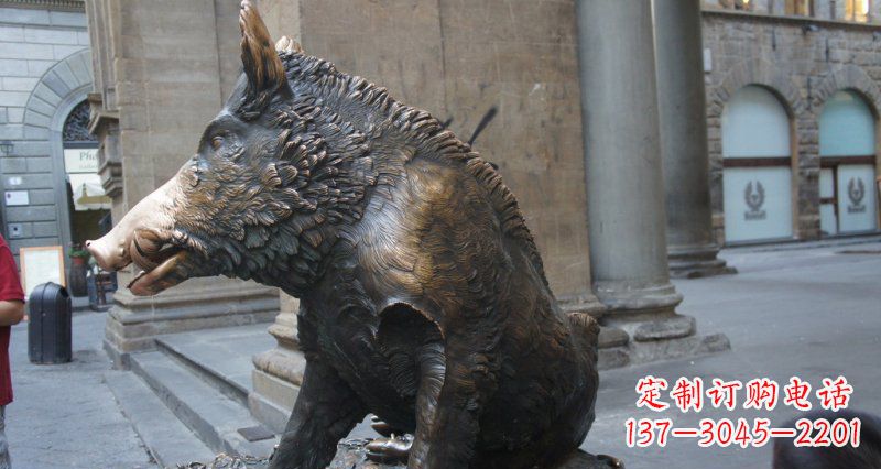 益阳野猪雕塑给步行街带来美丽风景