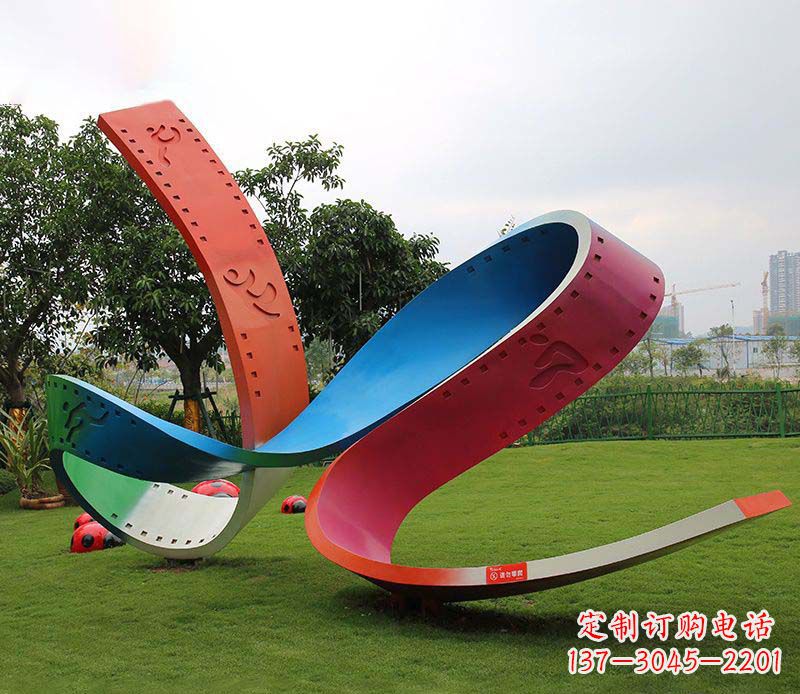 益阳动态彩色不锈钢胶卷雕塑
