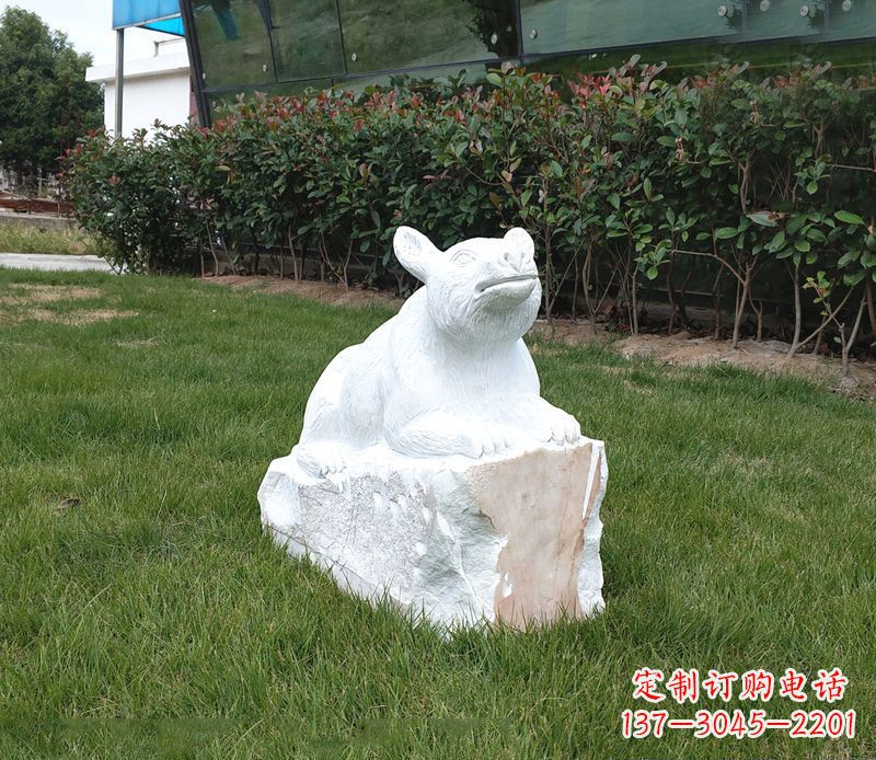 益阳草丛狗熊石雕