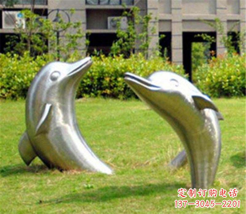 益阳海豚雕塑草坪上的精美装饰